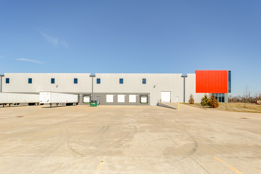 More Photos Of 5400 N Hanley Rd, Saint Louis Warehouse For Lease