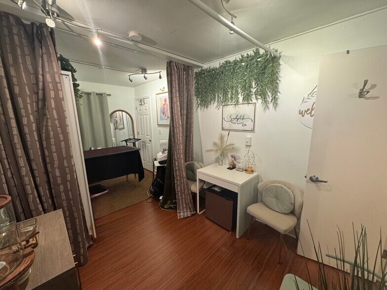 More Photos Of 25 S Washington St, Naperville Storefront For Lease