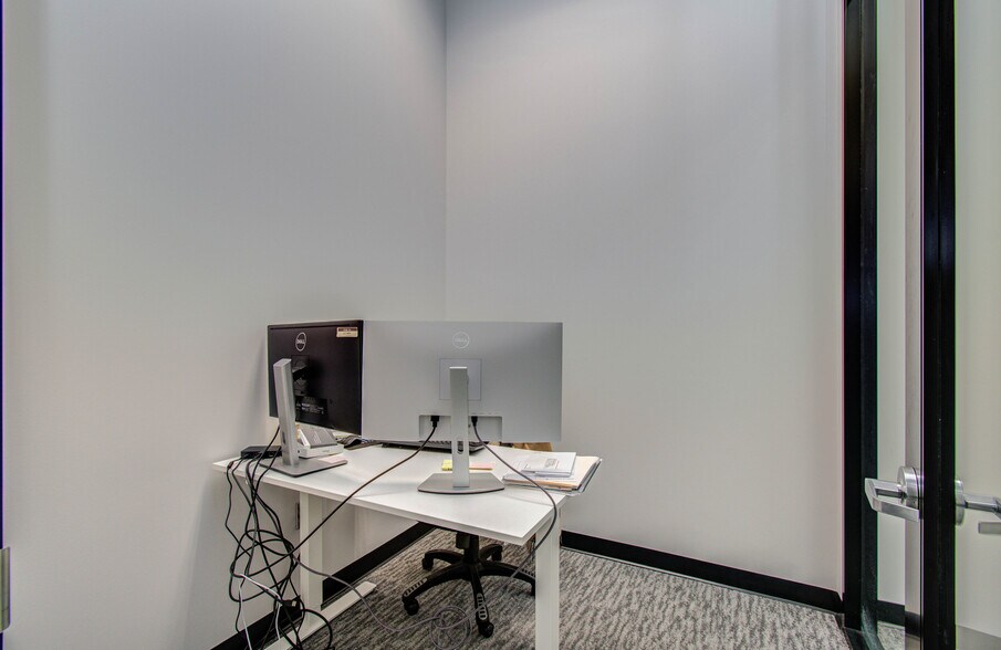 More Photos Of 9330 Kirby Dr, Houston Research And Development For Lease