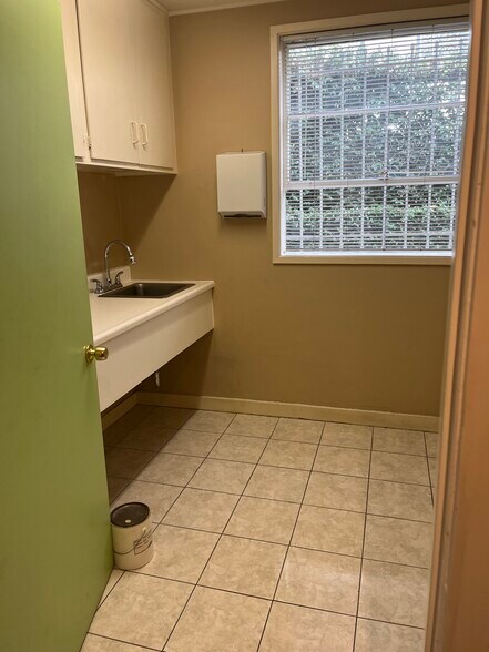 More Photos Of 2929 Summit St, Oakland Office Residential For Lease