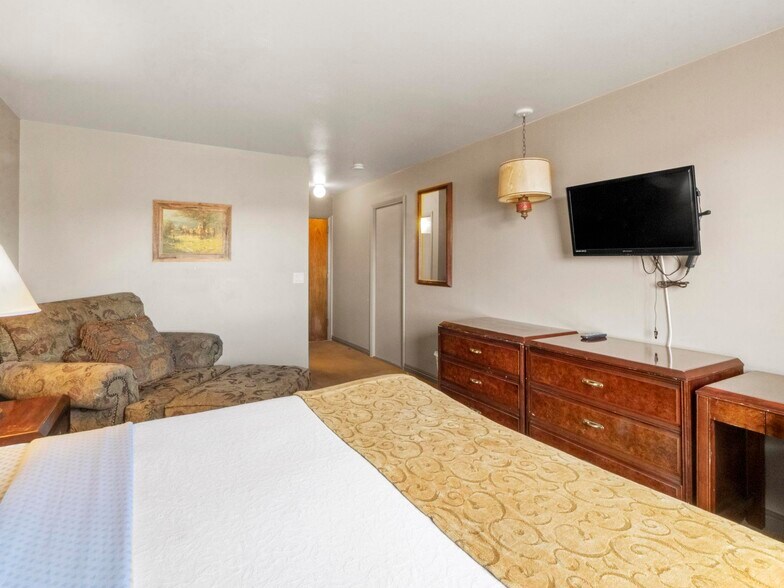 More Photos Of 1806 E Cedar Ave, Rawlins Hotel For Sale