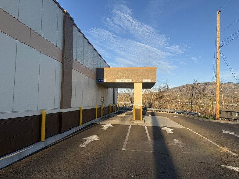 More Photos Of 636 N Main St, Phoenix General Retail For Lease