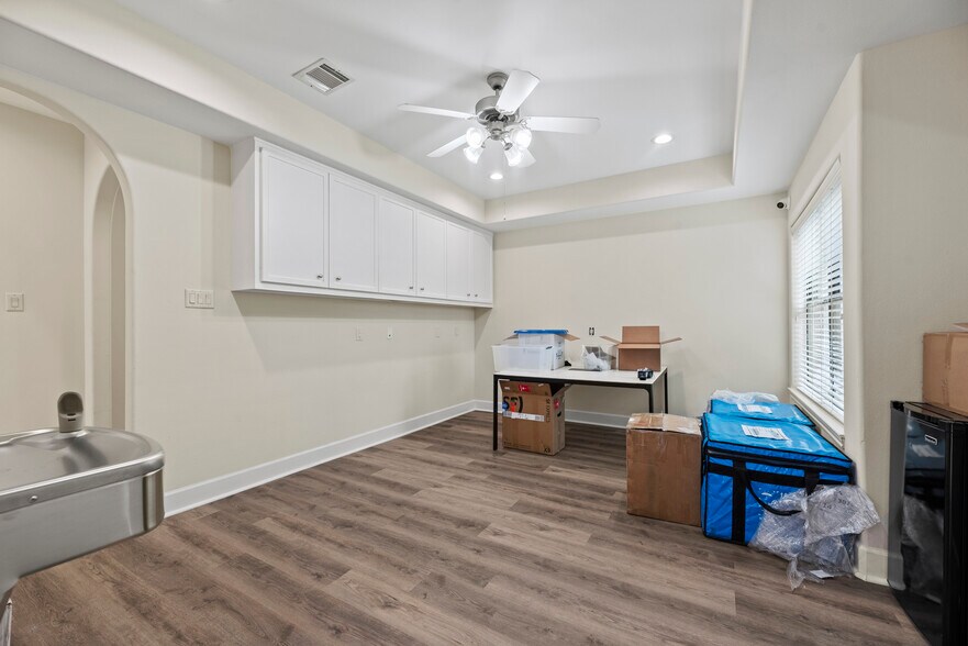 More Photos Of 10400 Main St, Houston Showroom For Lease