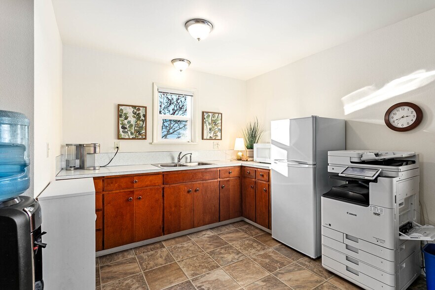 More Photos Of 709 Grover St, Lynden Office For Lease