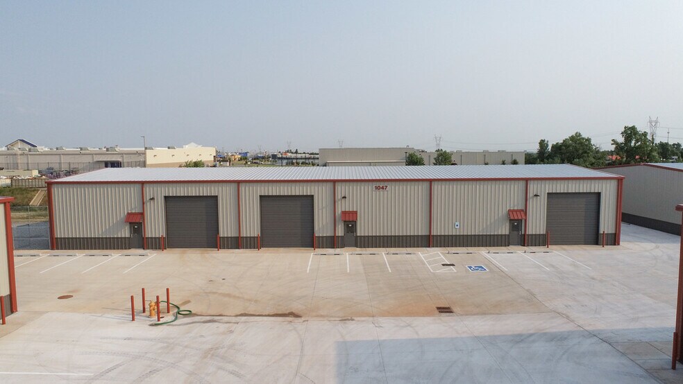 More Photos Of 1031 Thunderbird Lane, Mustang Warehouse For Lease