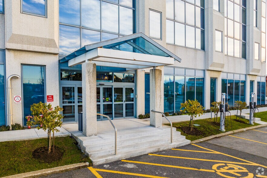 More Photos Of 3400 Boul Du Souvenir, Laval Office For Lease