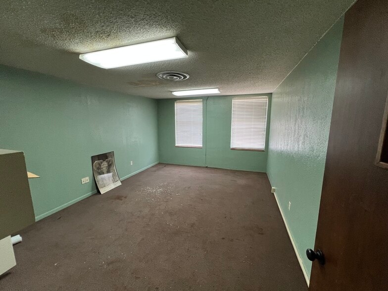 More Photos Of 204 N Alamo Blvd, Marshall Flex For Sale