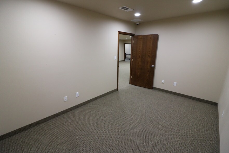 More Photos Of 105 New Hope Rd E, McKinney Freestanding For Sale