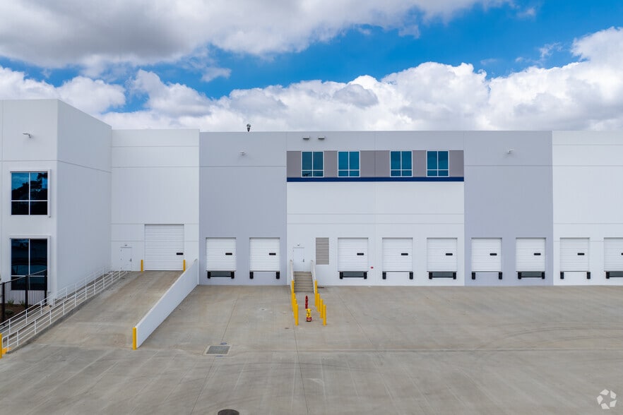 More Photos Of 2001 E Dominguez St, Carson Distribution For Lease