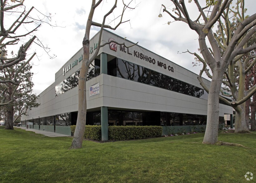 More Photos Of 2901 Daimler St, Santa Ana Warehouse For Lease