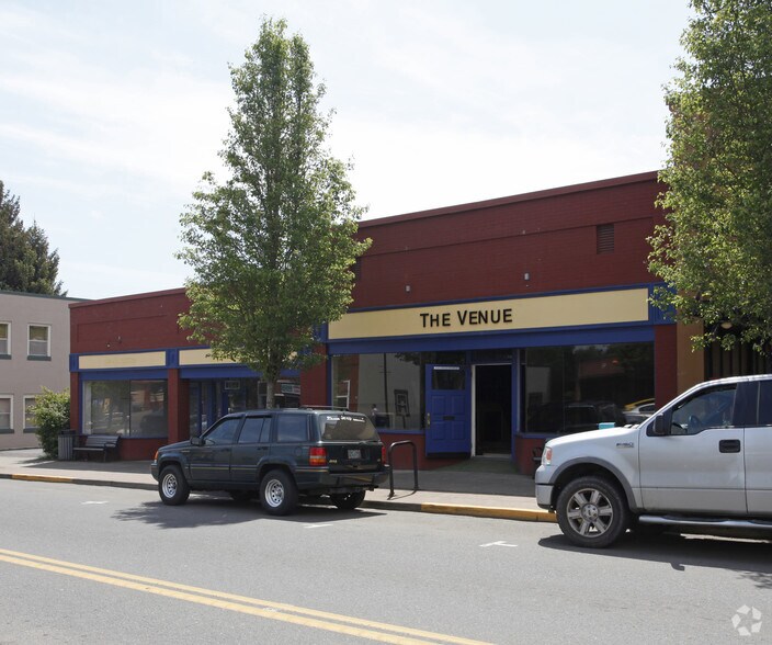 More Photos Of 155-167 Main St W, Monmouth Storefront For Lease