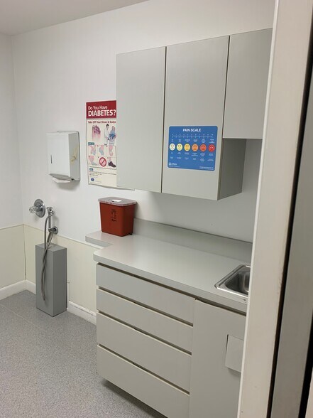 More Photos Of 111 Carleton Ave, Islip Terrace Medical For Lease