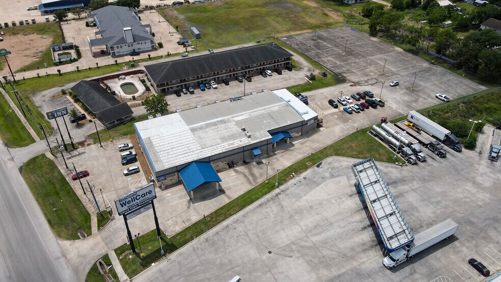 More Photos Of 25000 US 59 Rd, El Campo Flex For Sale