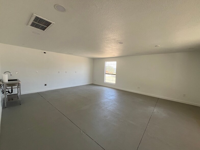 More Photos Of 11910 E Iron King Rd, Humboldt Warehouse For Lease