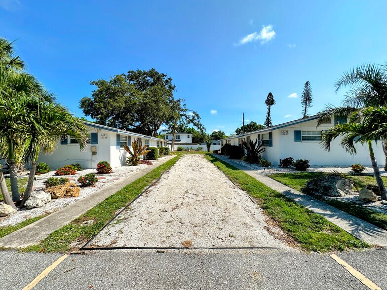 More Photos Of 2029 Sandrala Dr, Sarasota Apartments For Sale