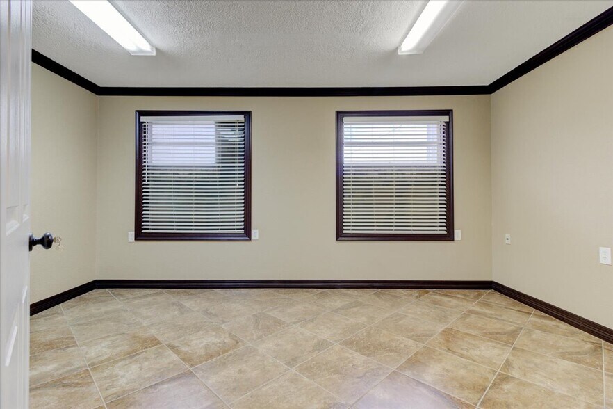 More Photos Of 21232 Ih 10, Vidor Warehouse For Lease
