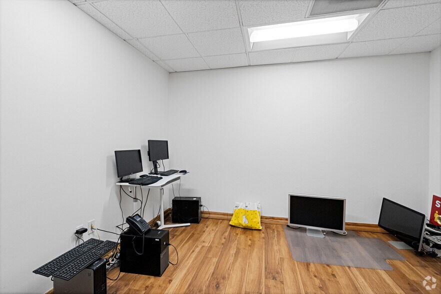 More Photos Of 21250 Califa St, Woodland Hills Research And Development For Lease