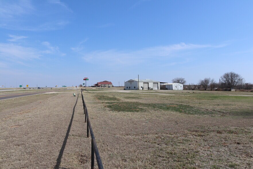 More Photos Of 604 US Highway 287 S, Henrietta Flex For Sale