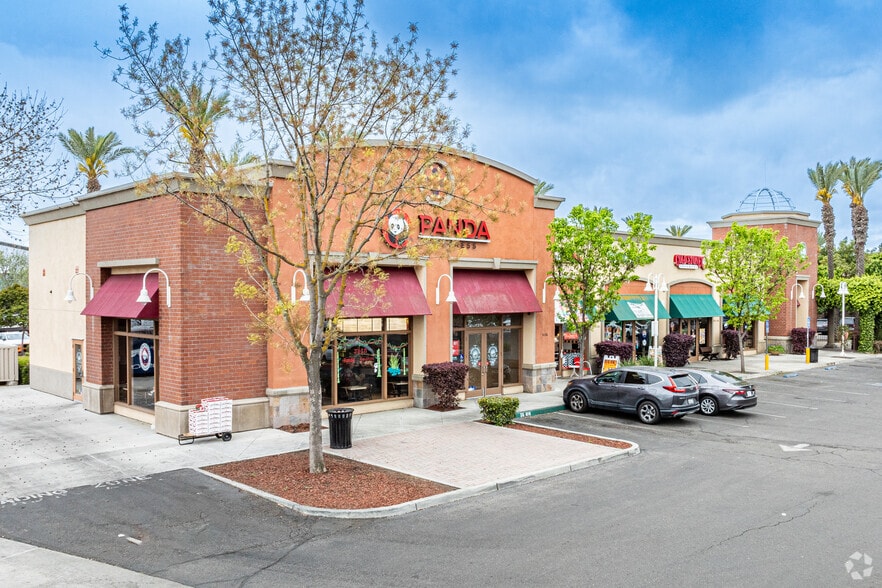 Primary Photo Of 4124-4134 S Mooney Blvd, Visalia Restaurant For Lease