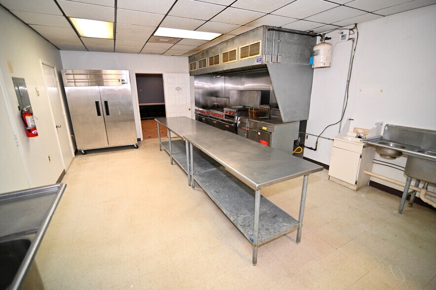 More Photos Of 7670 Hawthorne Rd, La Plata Bar For Sale