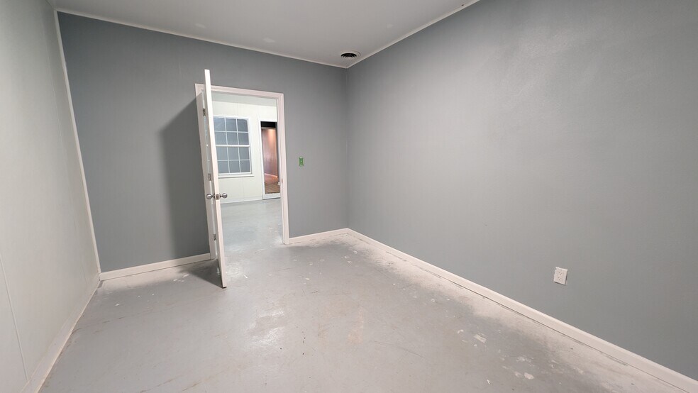 More Photos Of 515 Mountain Dr, Destin Flex For Lease