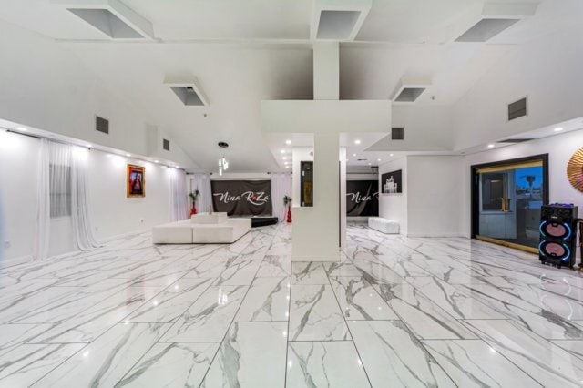 More Photos Of 4225 Crenshaw Blvd, Los Angeles Bar For Lease