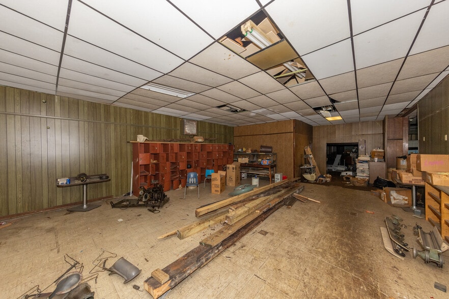 More Photos Of 1820 E 30th St, Cleveland Sports And Entertainment For Sale