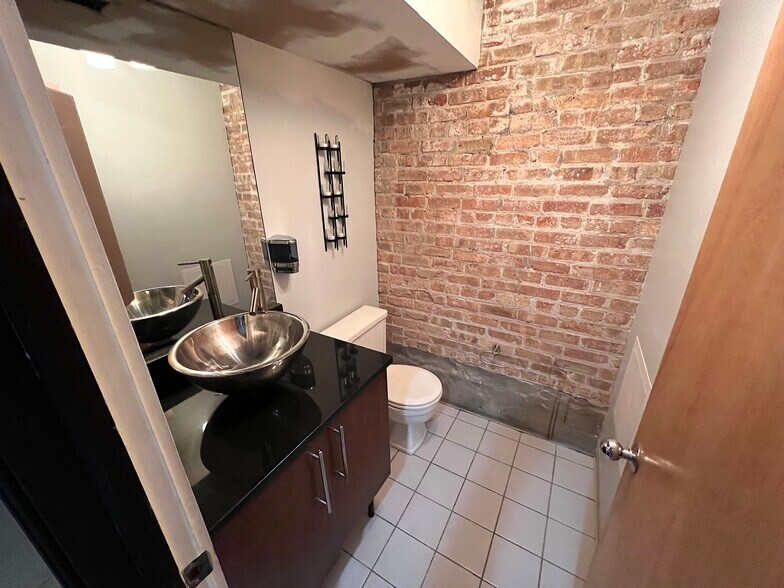 More Photos Of 1250 W Augusta Blvd, Chicago Showroom For Lease