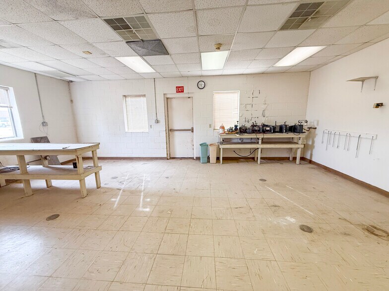 More Photos Of 1901 Carter St, Pampa Office For Sale