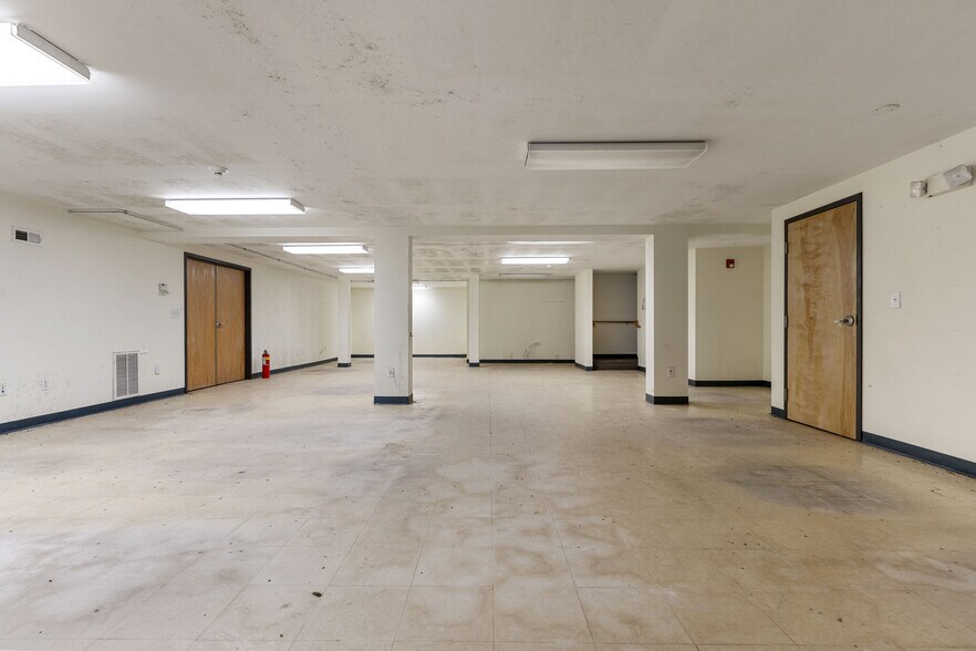 More Photos Of 128 Litchfield Rd, New Milford Medical For Sale