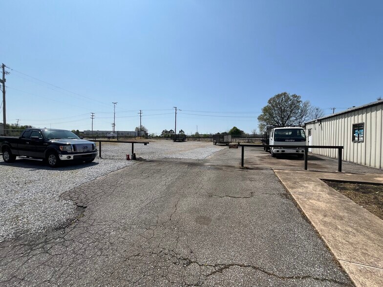 More Photos Of 4277 Pidgeon Roost Rd, Memphis Service For Sale