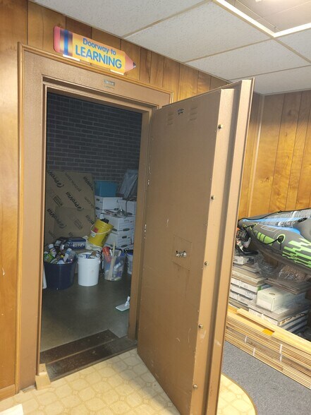 More Photos Of 755 E Hamilton Ave, Franklin Office For Sale