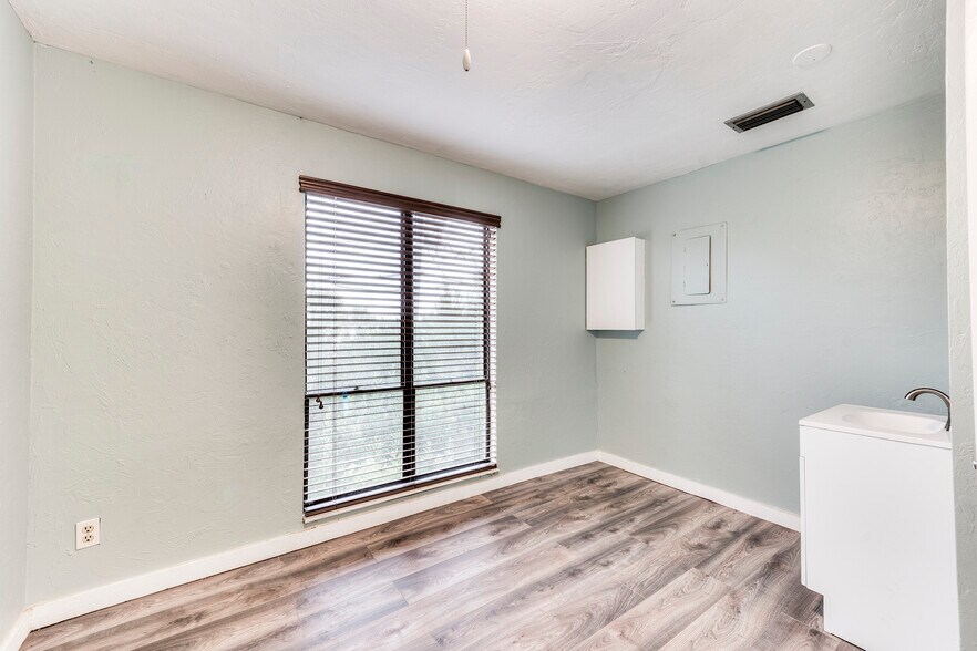 More Photos Of 1149 Periwinkle Way, Sanibel Office For Sale