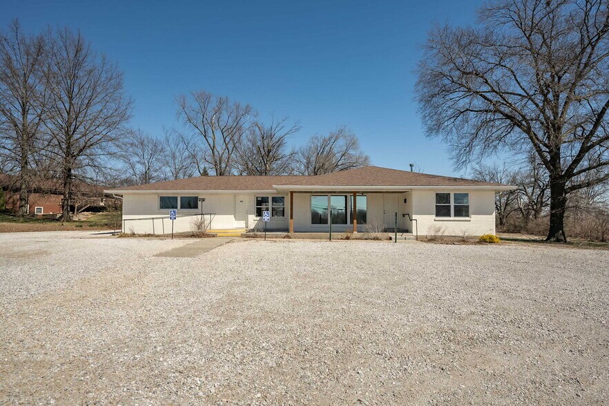 More Photos Of 302 S Lincoln Dr, Troy Office For Lease