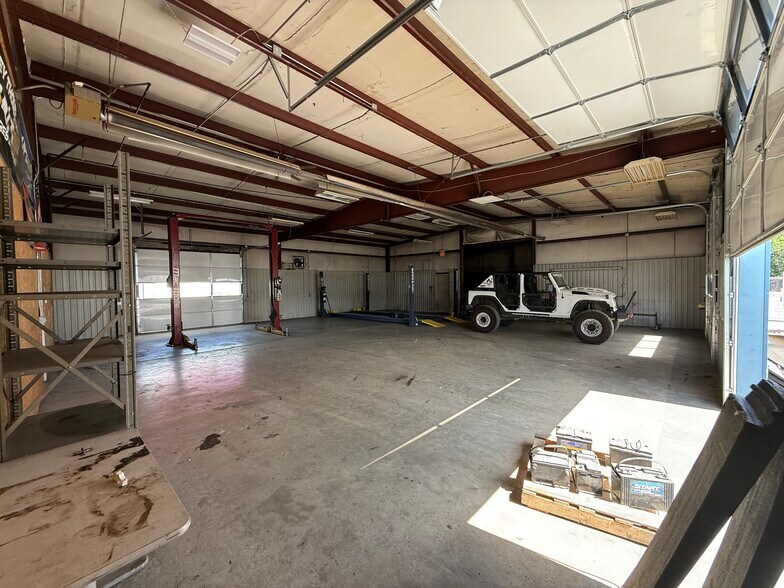More Photos Of 1001 E Will Rogers Blvd, Claremore Auto Repair For Lease