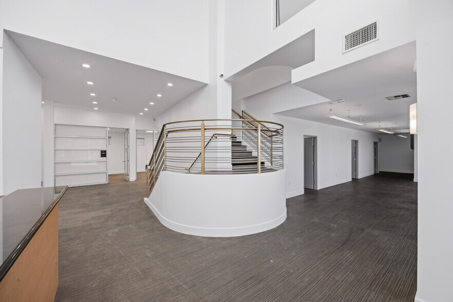 More Photos Of 12532 Ventura Blvd, Studio City Medical For Sale