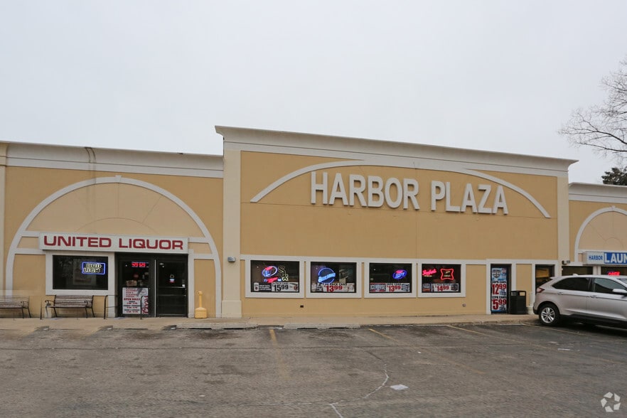 More Photos Of 1217-1275 Sheridan Rd, Winthrop Harbor Freestanding For Lease