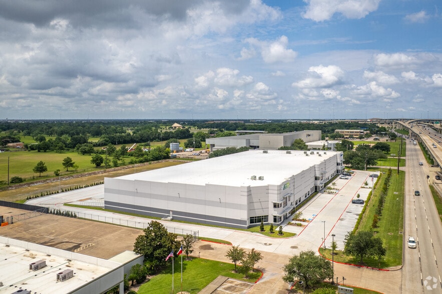 More Photos Of 3200 S Sam Houston Pky E, Houston Distribution For Lease