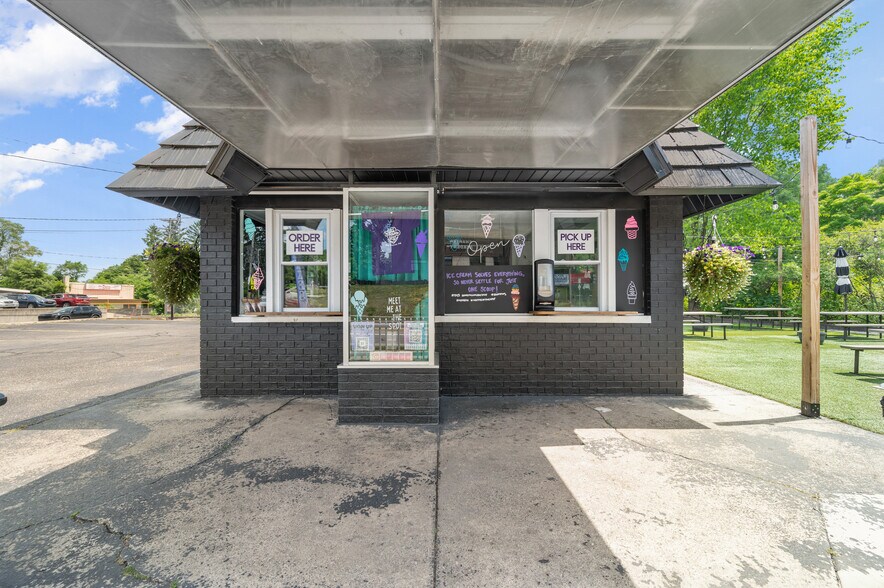 More Photos Of 250 N State St, Big Rapids General Retail For Sale