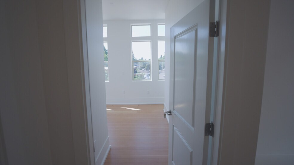 More Photos Of 550 N 1st St, Woodburn Office For Sale