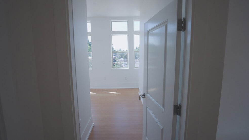 More Photos Of 550 N 1st St, Woodburn Office For Sale