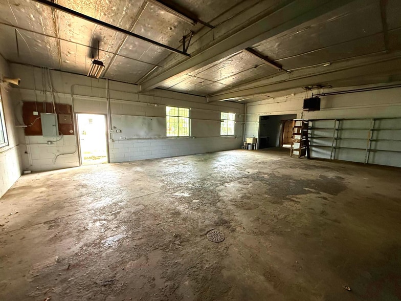 More Photos Of 407 S West Blvd, Landisville Warehouse For Lease