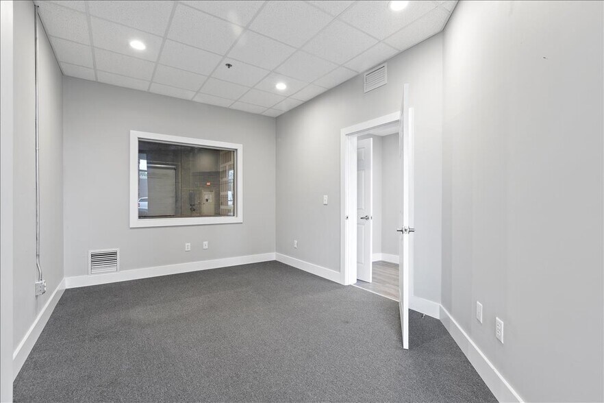 More Photos Of 350 E Crown Point Rd, Winter Garden Light Distribution For Sale