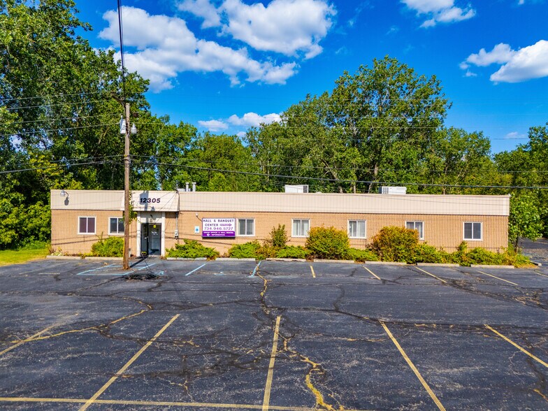 More Photos Of 12305 Beech Daly Rd, Taylor Flex For Lease