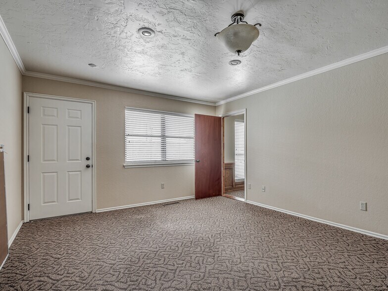 More Photos Of 525 Tower Dr, Moore Office For Lease