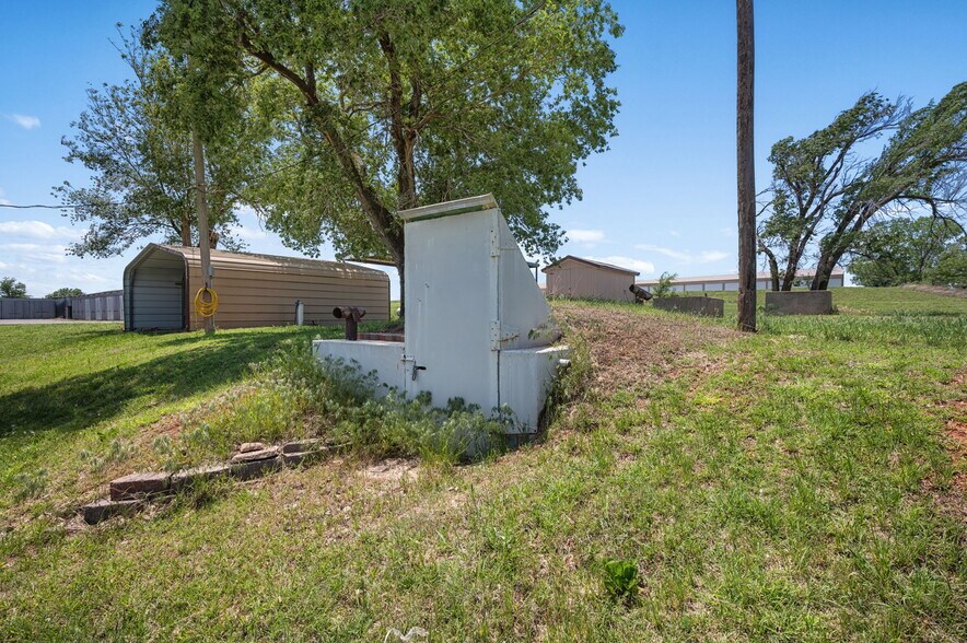 More Photos Of 10277 N 2130 Rd, Foss Convenience Store For Sale