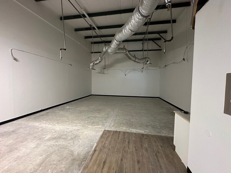 More Photos Of 1925 Barber Rd, Sarasota Warehouse For Lease