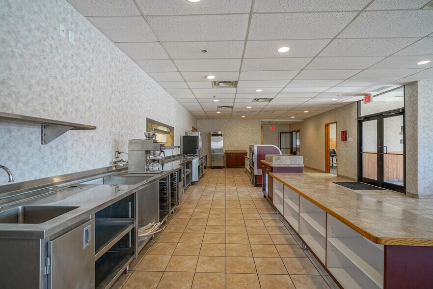 More Photos Of 3450 Gateway Dr, Grand Forks Restaurant For Lease