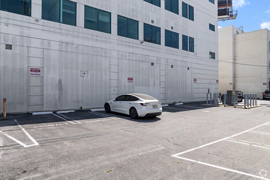 More Photos Of 14925-14945 Ventura Blvd, Sherman Oaks Office For Lease