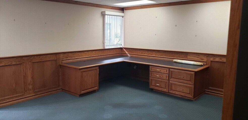 More Photos Of 5995-5997 Brockton Ave, Riverside Medical For Sale